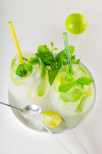 Twee Mojito Glazen Met Rietjes Mojito Cocktail Met Limoen Munt — Stockfoto