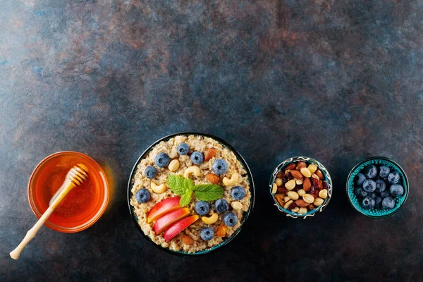 Bowl Oatmeal Ingredients Healthy Breakfast Dark Background Cooked Oatmeal Blueberries — Stock Photo, Image