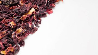 Beyaz arka planda kurumuş amber çiçekleri var. Kurumuş amber yaprağı yığını. Karkade, kırmızı çay, aromatik amber çayı. Üst Manzara. Boşluğu kopyala