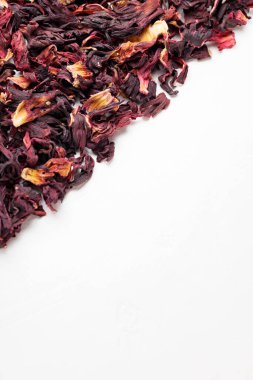 Beyaz arka planda kurumuş amber çiçekleri var. Kurumuş amber yaprağı yığını. Karkade, kırmızı çay, aromatik amber çayı. Üst Manzara. Boşluğu kopyala