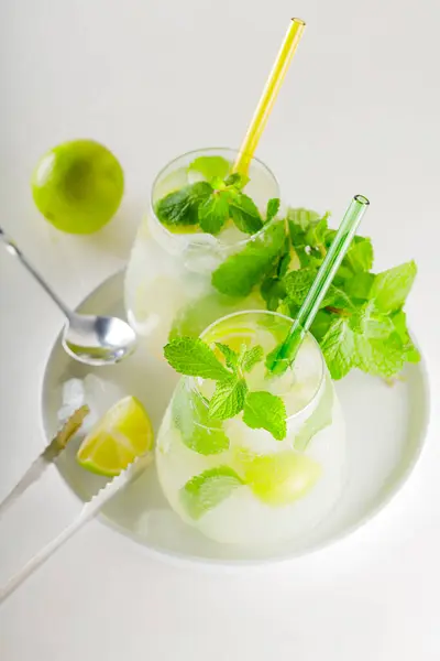 Twee Mojito Glazen Met Rietjes Mojito Cocktail Met Limoen Munt — Stockfoto