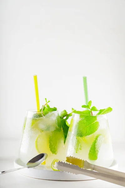 Twee Mojito Glazen Met Rietjes Mojito Cocktail Met Limoen Munt — Stockfoto
