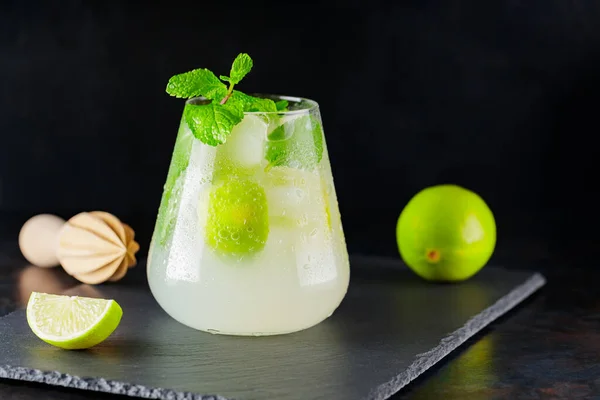 Mojito Cocktail Limetten Und Holzsaftpresse Auf Dunklem Hintergrund Sommercocktail Mojito — Stockfoto