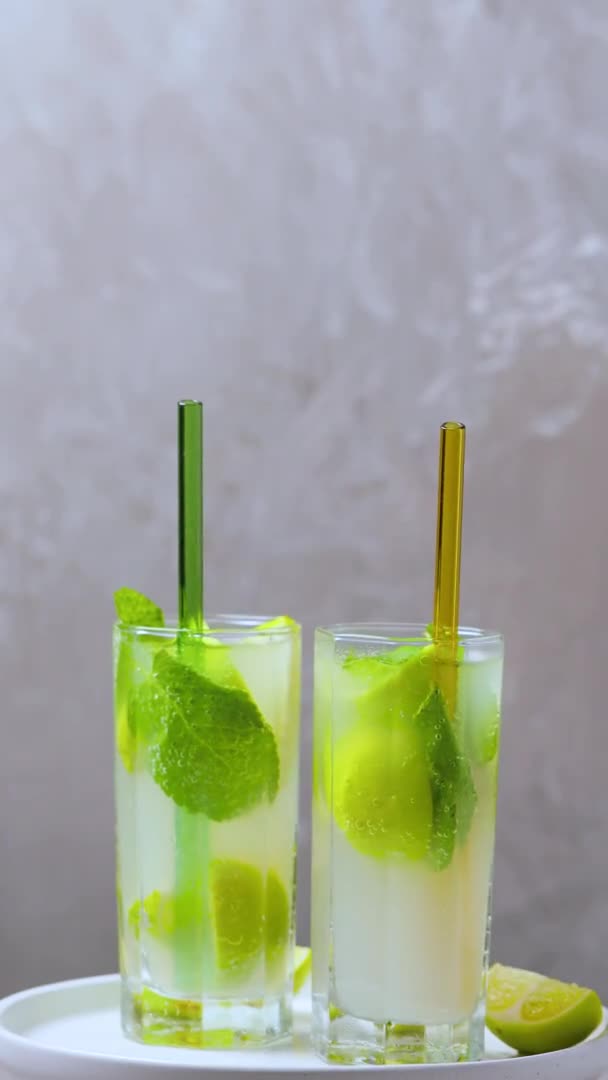 Zwei Gläser Mojito Auf Einem Weißen Teller Tropischer Sommercocktail Und — Stockvideo