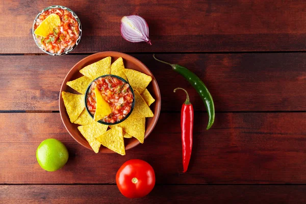 Mexikanische Salsa Sauce Und Tortilla Chips Einer Tonschüssel Salsa Sauce — Stockfoto