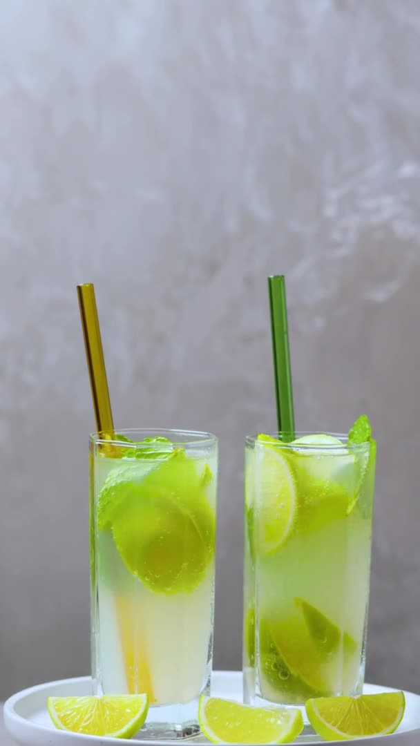 Twee Glazen Mojito Een Wit Bord Zomer Tropische Cocktail Bar — Stockvideo
