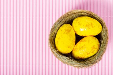 Pembe arka planda sarı paskalya yumurtaları. Asgari Paskalya konsepti. Üst Manzara. Boşluğu kopyala