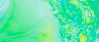 Sıvı sanatının yaratıcı geçmişi. Sıvı üzerinde turkuaz sarı noktalar. Çok renkli lekeli soyut bir arkaplan. Kaos kavramı