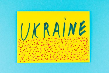 Üzerinde mavi arkaplan yazan sarı zarf. Ukrayna. Ukrayna 'nın bağımsızlık mücadelesinin sembolü. Kırmızı lekeli sarı zarf. Üst görünüm