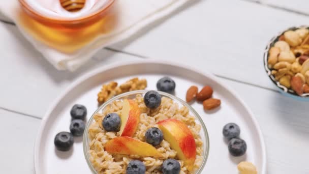 Harina Avena Con Arándanos Rodajas Manzana Plato Blanco Gachas Avena — Vídeo de stock