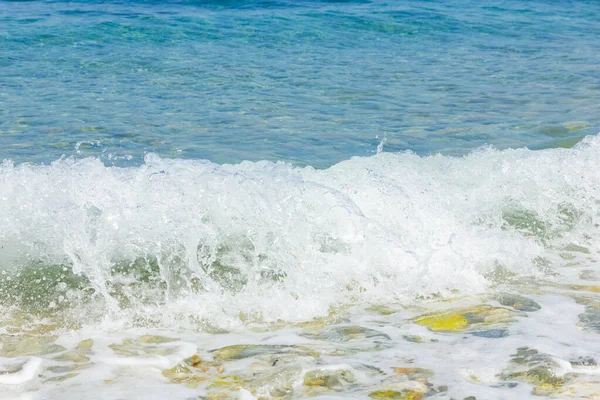 海浪和卵石暑假的概念 海浪与泡沫事件在沿海页岩 旅行概念 — 图库照片