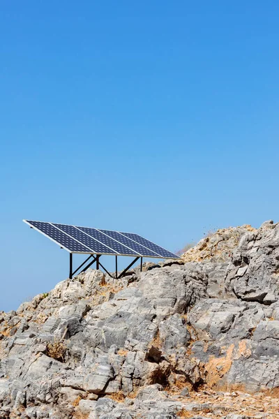 Kayalık deniz kıyısındaki güneş paneli (güneş pili). Alternatif yeşil güneş enerjisinin kaynağı. Doğadaki temiz enerji gücünü kavra. Boşluğu kopyala