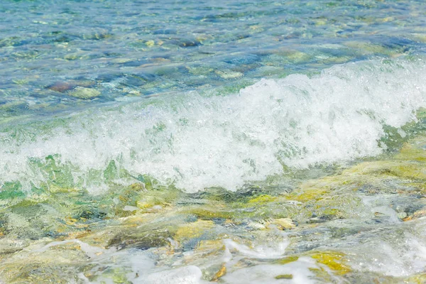 Onde Marine Sulla Costa Acqua Mare Trasparente Ciottoli Località Balneare — Foto Stock