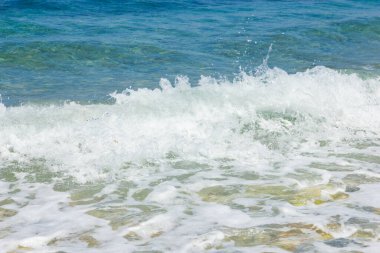Deniz dalgası yakın çekim. Deniz yüzeyine su sıçramış. Deniz kenarında yaz tatili
