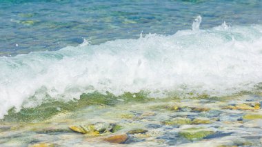 Deniz dalgası yakın çekim. Deniz yüzeyine su sıçramış. Deniz kenarında yaz tatili