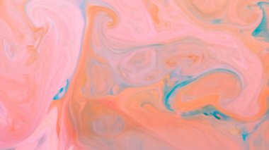 Şeftali rengi mercan arka plan. Mercan renginde akışkan sanat dokusu. Sıvı üzerinde çok renkli lekeleri olan soyut arkaplan