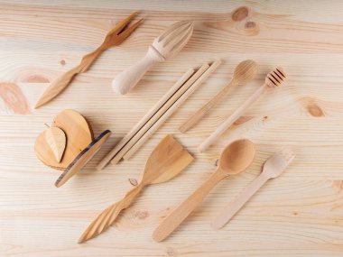 Tahta çatal bıçak takımı: kaşık, spatula, çatal, bal çubuğu, kokteyl pipetleri. Mutfak gereçleri ahşap bir masada. Çevre dostu sürdürülebilir yaşam tarzı. Sıfır atık