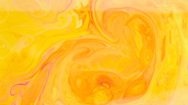 Soyut moda altın turuncu zemin. Sarı ve turuncu boya karışımı arka plan. Akışkan sanat