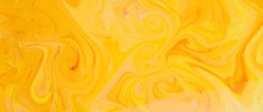 Soyut moda altın turuncu zemin. Sarı ve turuncu boya karışımı arka plan. Akışkan sanat