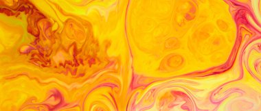 Sıvı Sanat. Soyut sıvı turuncu-kırmızı renkler arkaplan boyası. Modaya uygun altın turuncu zemin. Sıvı sanat konsepti