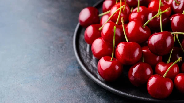 Cerise Mûre Sur Une Assiette Noire Cerises Douces Sur Fond — Photo