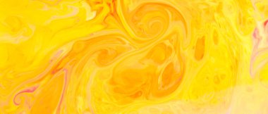 Sıvı Sanat. Soyut altın turuncu fon. Sarı ve turuncu boya arkaplanı