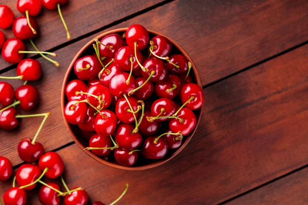 Reife Kirschen Einer Tonschale Rote Kirschen Auf Einem Holztisch Gesundes — Stockfoto