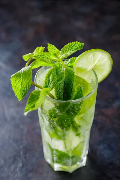 Mojito Cocktail Auf Dunklem Hintergrund Sommercocktail Mit Limetten Minze Und — Stockfoto