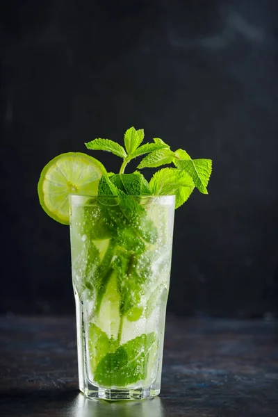 Cóctel Mojito Sobre Fondo Oscuro Cóctel Verano Con Limón Menta — Foto de Stock