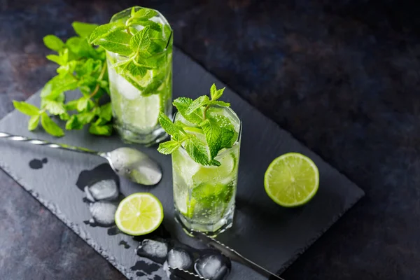 Mojito Cocktail Limoenschijfjes Munt Ijs Een Donkere Achtergrond Cocktail Mojito — Stockfoto