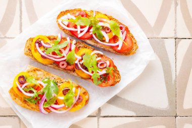 Kağıt üzerinde sağlıklı vejetaryen tostları. Taze domates, yeşillik ve zeytinli vejetaryen sandviçler. Ta ki vejetaryen İspanyol tapas yiyene kadar. Üst görünüm