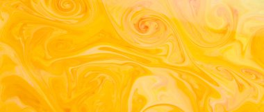 Sıvı Sanat. Soyut altın turuncu fon. Sarı ve turuncu boya arkaplanı