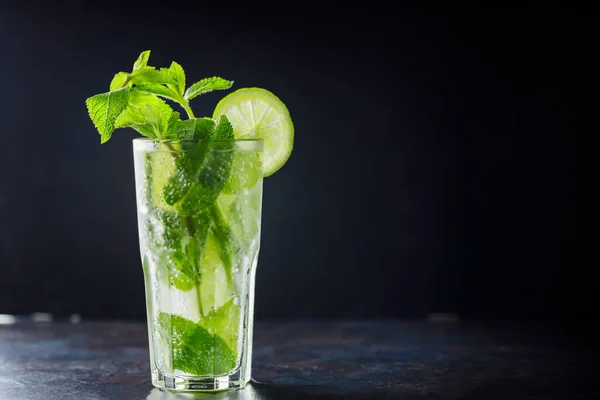 Mojito Cocktail Dark Background Summer Cocktail Lime Mint Ice Refreshing — Stock Photo, Image