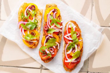 Kağıt üzerinde sağlıklı vejetaryen tostları. Taze domates, yeşillik ve zeytinli vejetaryen sandviçler. Ta ki vejetaryen İspanyol tapas yiyene kadar. Üst görünüm
