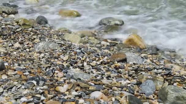 Θαλάσσια Κύματα Και Ακτές Βότσαλα Βραχώδη Βότσαλα Παραλίας Στην Ακτή — Αρχείο Βίντεο