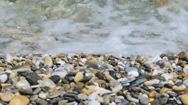 Θαλασσινά Κύματα Γυαλίζουν Βότσαλα Και Πέτρες Ακτογραμμή Βοτσαλωτές Παραλίες Και — Αρχείο Βίντεο