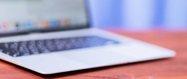 Masadaki bilgisayarı aç. Çalışırken bilgisayarın ekranı bulanık. Evden uzak çalışma için aygıt