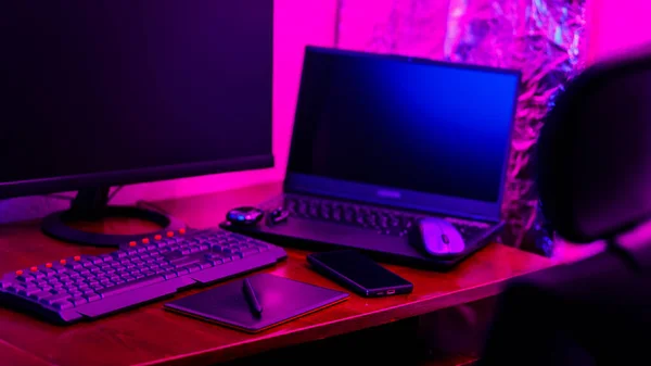 Kreativer Designerarbeitsplatz Rückansicht Bürostuhl Und Schreibtischansicht Mit Grafik Tablet Computer — Stockfoto
