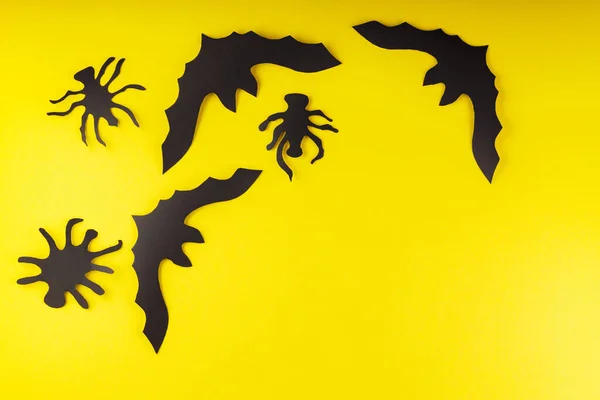 Halloween Fundo Criativo Com Morcegos Aranhas Fundo Amarelo Decorações Papel — Fotografia de Stock