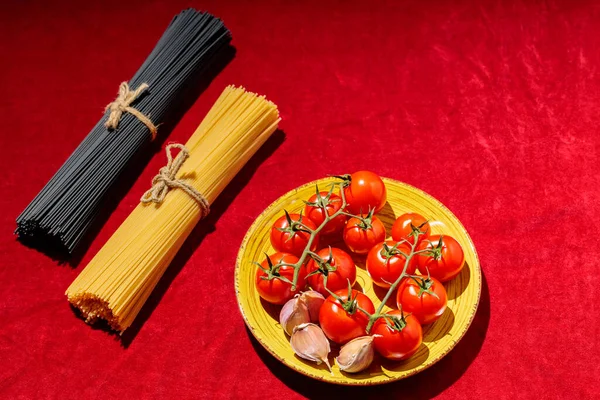 Spaghetti Neri Gialli Con Pomodori Aglio Tessuto Rosso Pasta Verdure — Foto Stock
