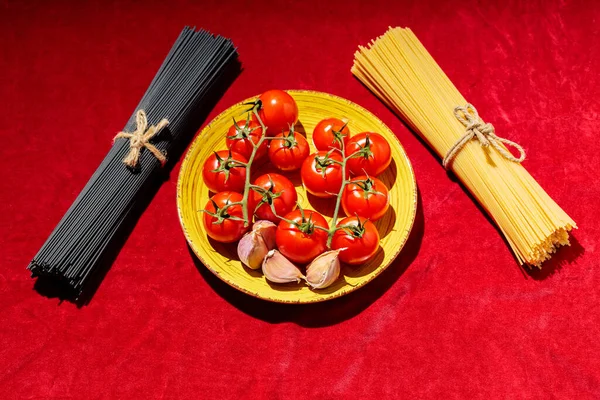 Spaghetti Neri Gialli Con Pomodori Aglio Tessuto Rosso Pasta Verdure — Foto Stock