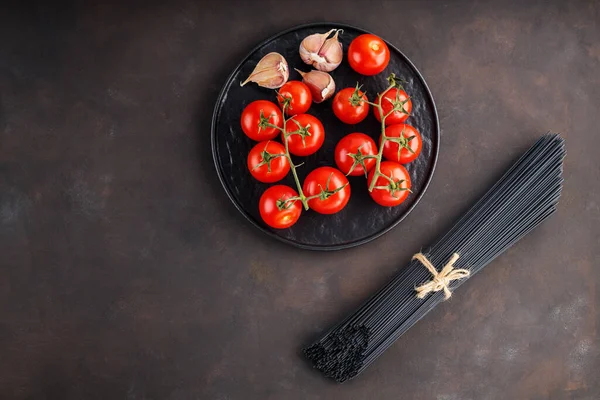 Spaghetti Secchi Pasta Nera Pomodori Aglio Fondo Scuro Spaghetti Neri — Foto Stock