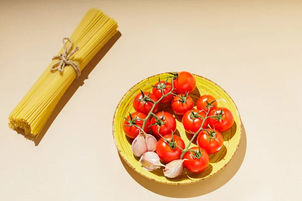 Spaghetti Gialli Crudi Con Pomodori Aglio Fondo Beige Pasta Verdure — Foto Stock