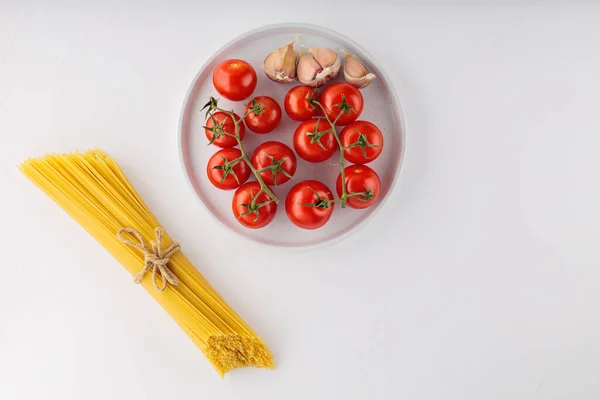Spaghetti Con Pomodoro Aglio Fondo Bianco Pasta Secca Italiana Preparata — Foto Stock