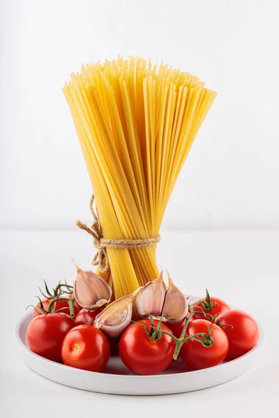 Sul Tavolo Mazzo Spaghetti Crudi Legati Con Dei Cavalletti Corda — Foto Stock