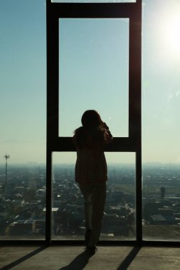 Sırt çantası ve beyaz perdeleri olan çekici genç bir kadının arkadan görünüşü