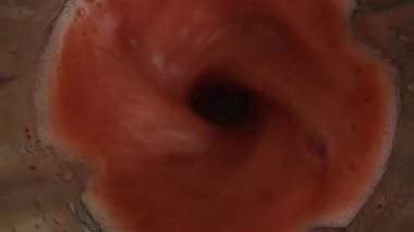 Çilek suyu üzerine blender.