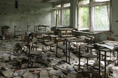 Kitapların olduğu Prypiat sınıfı, Çernobil Yasaklama Bölgesi, Ukrayna. Yüksek kalite fotoğraf