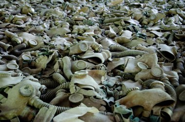 Ukrayna 'nın Çernobil sınırlama bölgesindeki Prypiat okulunun zeminine yüzlerce gaz maskesi bırakıldı. Yüksek kalite fotoğraf