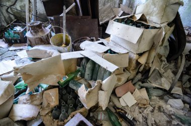 Çernobil itfaiye istasyonunun ayrıntıları felaketten hemen sonra gitti. Ön planda eski boş şişeler var. Yüksek kalite fotoğraf